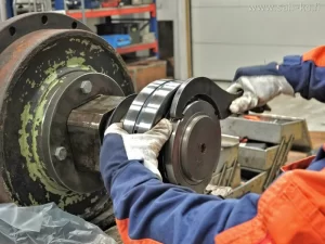 Sah-Ko:n asennus- ja kunnossapitoyksikkö tekee laakerihuoltoa.