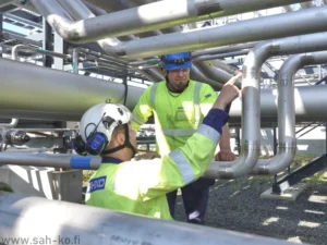 Sah-Ko:n työnjohto asiakaskohteessa tarkastamassa valmistamaamme teollisuusputkistoa.